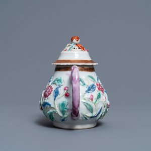 Une théière sur son support en porcelaine de Chine famille rose à décor appliqué, Yongzheng — photo 6