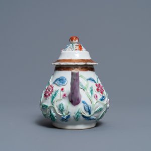 Une théière sur son support en porcelaine de Chine famille rose à décor appliqué, Yongzheng — photo 8