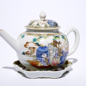 Une théière sur son support en porcelaine de Chine famille rose à décor d'une femme avec deux garçons, Yongzheng — photo 2