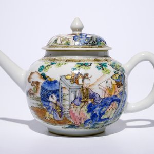 Une théière sur son support en porcelaine de Chine famille rose à décor d'une femme avec deux garçons, Yongzheng — photo 3