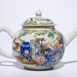 Une théière sur son support en porcelaine de Chine famille rose à décor d'une femme avec deux garçons, Yongzheng — photo 5