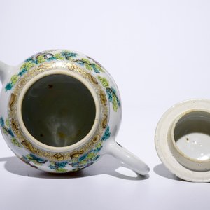 Une théière sur son support en porcelaine de Chine famille rose à décor d'une femme avec deux garçons, Yongzheng — photo 7