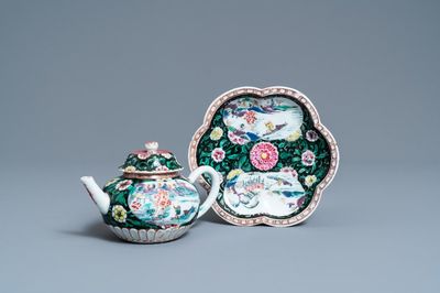 Une théière sur son support en porcelaine de Chine famille rose, Yongzheng