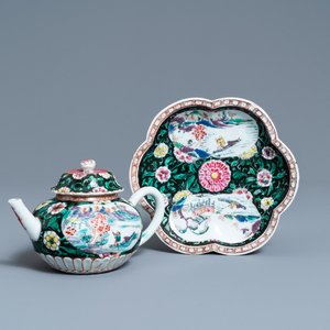 Une théière sur son support en porcelaine de Chine famille rose, Yongzheng — photo 1