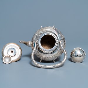 Une théière sur support en argent, marque de Luen Wo, Shanghai, Chine, 19ème — photo 17