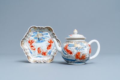 Une théière sur support en porcelaine de Chine à décor de carpes et d'une grue, Yongzheng