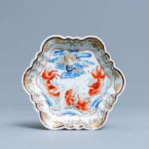 Une théière sur support en porcelaine de Chine à décor de carpes et d'une grue, Yongzheng — photo 2
