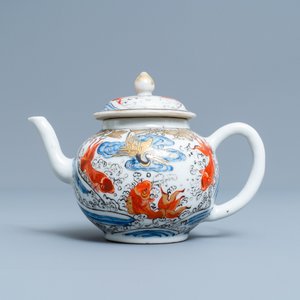 Une théière sur support en porcelaine de Chine à décor de carpes et d'une grue, Yongzheng — photo 4