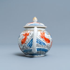 Une théière sur support en porcelaine de Chine à décor de carpes et d'une grue, Yongzheng — photo 7