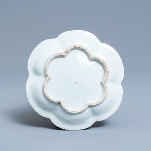 Une théière sur support en porcelaine de Chine famille rose à décor de coqs, Yongzheng — photo 3