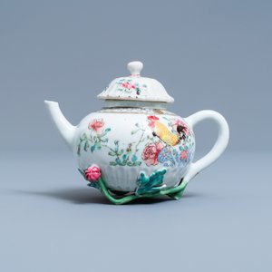 Une théière sur support en porcelaine de Chine famille rose à décor de coqs, Yongzheng — photo 4
