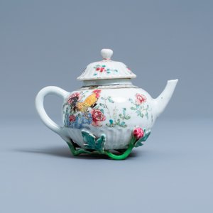 Une théière sur support en porcelaine de Chine famille rose à décor de coqs, Yongzheng — photo 6
