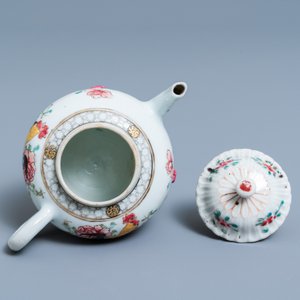 Une théière sur support en porcelaine de Chine famille rose à décor de coqs, Yongzheng — photo 8