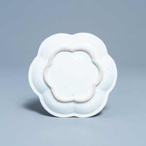 Une théière sur support en porcelaine de Chine famille rose à décor de pêcheurs, Yongzheng — photo 4