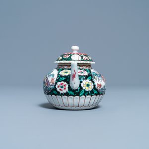 Une théière sur support en porcelaine de Chine famille rose à décor de pêcheurs, Yongzheng — photo 8