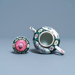 Une théière sur support en porcelaine de Chine famille rose à décor de pêcheurs, Yongzheng — photo 9