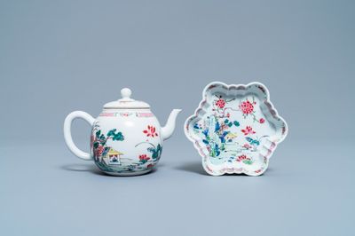 Une théière sur support en porcelaine de Chine famille rose à décor d'un paysage, Yongzheng