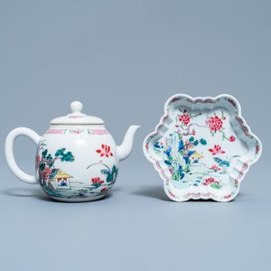 Une théière sur support en porcelaine de Chine famille rose à décor d'un paysage, Yongzheng — photo 1