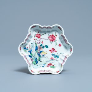 Une théière sur support en porcelaine de Chine famille rose à décor d'un paysage, Yongzheng — photo 2
