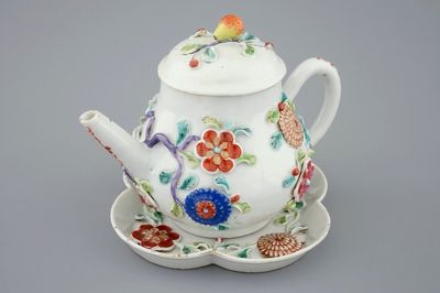 Une théière sur support en porcelaine de Chine famille rose à décor en reliëf, Yongzheng, 1723-1735