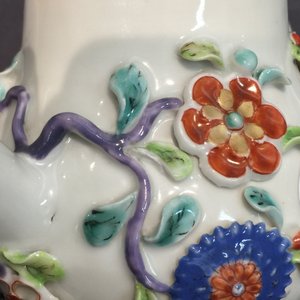 Une théière sur support en porcelaine de Chine famille rose à décor en reliëf, Yongzheng, 1723-1735 — photo 12