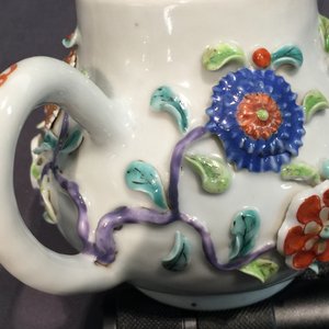 Une théière sur support en porcelaine de Chine famille rose à décor en reliëf, Yongzheng, 1723-1735 — photo 13