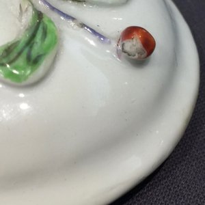 Une théière sur support en porcelaine de Chine famille rose à décor en reliëf, Yongzheng, 1723-1735 — photo 15