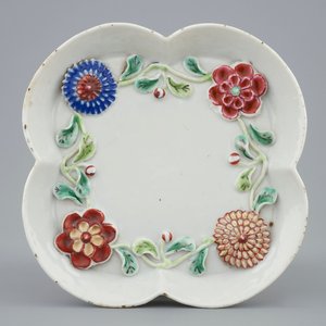 Une théière sur support en porcelaine de Chine famille rose à décor en reliëf, Yongzheng, 1723-1735 — photo 2