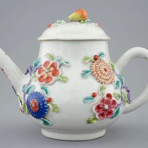Une théière sur support en porcelaine de Chine famille rose à décor en reliëf, Yongzheng, 1723-1735 — photo 4