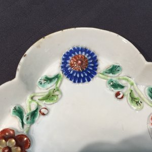Une théière sur support en porcelaine de Chine famille rose à décor en reliëf, Yongzheng, 1723-1735 — photo 6