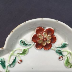 Une théière sur support en porcelaine de Chine famille rose à décor en reliëf, Yongzheng, 1723-1735 — photo 7