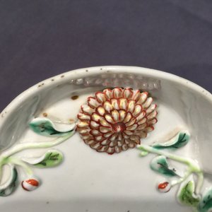 Une théière sur support en porcelaine de Chine famille rose à décor en reliëf, Yongzheng, 1723-1735 — photo 8