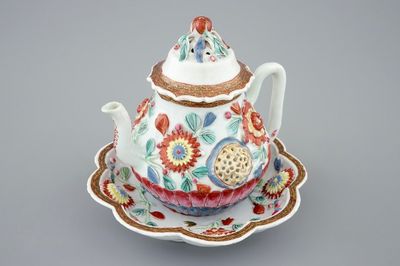 Une théière sur support en porcelaine de Chine famille rose à décor en reliëf, Yongzheng, 1723-1735