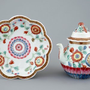 Une théière sur support en porcelaine de Chine famille rose à décor en reliëf, Yongzheng, 1723-1735 — photo 2