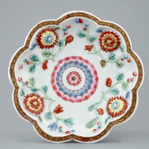 Une théière sur support en porcelaine de Chine famille rose à décor en reliëf, Yongzheng, 1723-1735 — photo 3