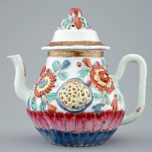 Une théière sur support en porcelaine de Chine famille rose à décor en reliëf, Yongzheng, 1723-1735 — photo 5
