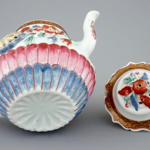 Une théière sur support en porcelaine de Chine famille rose à décor en reliëf, Yongzheng, 1723-1735 — photo 6