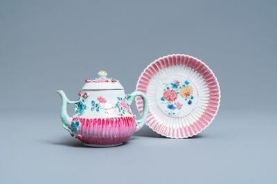 Une théière sur support en porcelaine de Chine famille rose à décor floral appliqué, Yongzheng