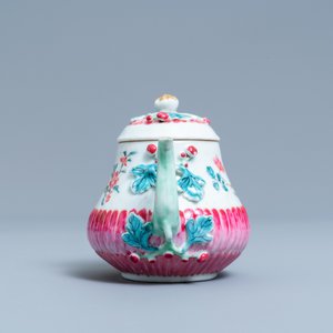 Une théière sur support en porcelaine de Chine famille rose à décor floral appliqué, Yongzheng — photo 5