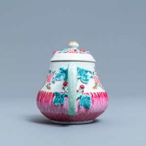 Une théière sur support en porcelaine de Chine famille rose à décor floral appliqué, Yongzheng — photo 7
