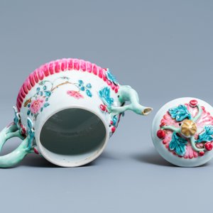 Une théière sur support en porcelaine de Chine famille rose à décor floral appliqué, Yongzheng — photo 8