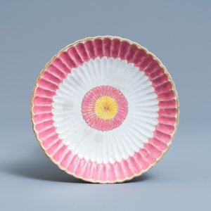 Une théière sur support en porcelaine de Chine famille rose à décor floral appliqué, Yongzheng — photo 2