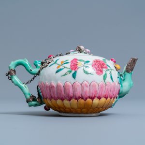 Une théière sur support en porcelaine de Chine famille rose à décor floral appliqué, Yongzheng — photo 4