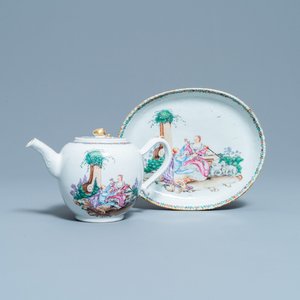 Une théière sur support en porcelaine de Chine famille rose à décor romantique, Yongzheng — photo 1