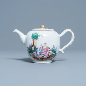 Une théière sur support en porcelaine de Chine famille rose à décor romantique, Yongzheng — photo 4