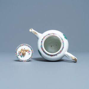 Une théière sur support en porcelaine de Chine famille rose à décor romantique, Yongzheng — photo 8