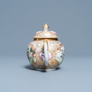Une théière sur support en porcelaine de Chine famille rose et doré à décor d'une chasse mongole, Qianlong — photo 5