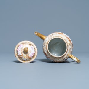 Une théière sur support en porcelaine de Chine famille rose et doré à décor d'une chasse mongole, Qianlong — photo 8