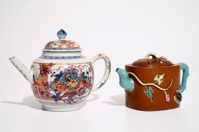 Une théière surdécorée de type Amsterdams bont, Kangxi/Qianlong, et une en grès de Yixing, 19/20ème