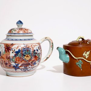 Une théière surdécorée de type Amsterdams bont, Kangxi/Qianlong, et une en grès de Yixing, 19/20ème — photo 1